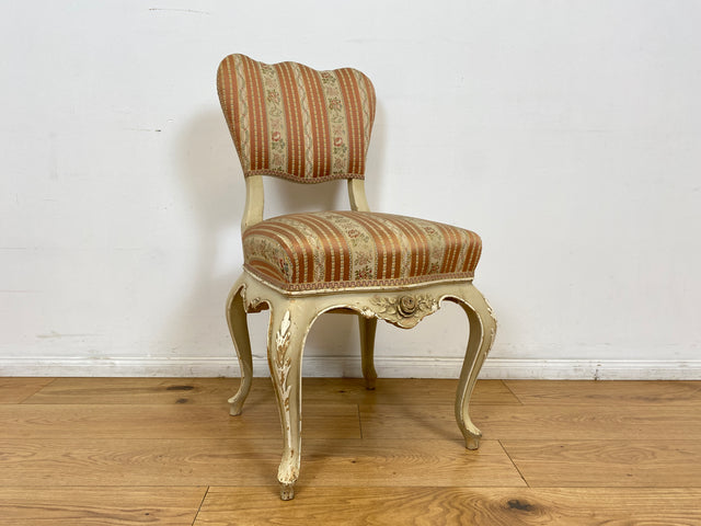WMK # Wunderschöner weißer antiker Stuhl im Stile des Louis XV, reichverziert und mit vornehmen floralem Originalbezug, um 1930 # Esszimmerstuhl Salonstuhl Barock Stilmöbel Rokoko Shabby Chic Vintage