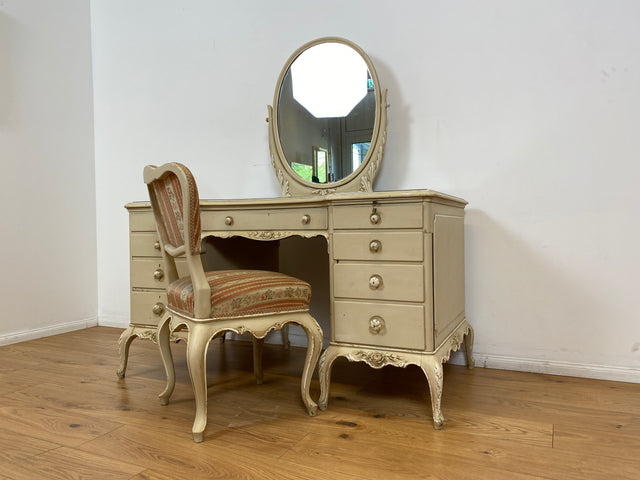 WMK # Wunderschöner weißer antiker Stuhl im Stile des Louis XV, reichverziert und mit vornehmen floralem Originalbezug, um 1930 # Esszimmerstuhl Salonstuhl Barock Stilmöbel Rokoko Shabby Chic Vintage