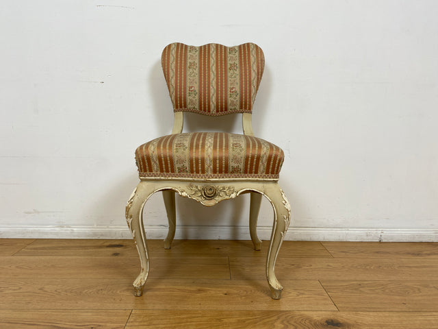 WMK # Wunderschöner weißer antiker Stuhl im Stile des Louis XV, reichverziert und mit vornehmen floralem Originalbezug, um 1930 # Esszimmerstuhl Salonstuhl Barock Stilmöbel Rokoko Shabby Chic Vintage