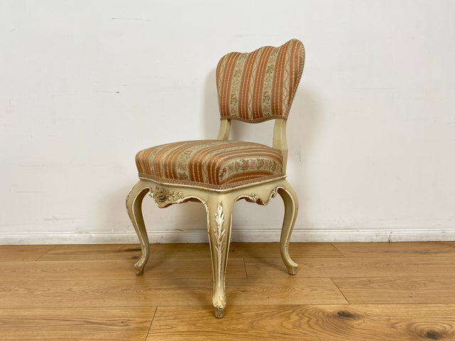 WMK # Wunderschöner weißer antiker Stuhl im Stile des Louis XV, reichverziert und mit vornehmen floralem Originalbezug, um 1930 # Esszimmerstuhl Salonstuhl Barock Stilmöbel Rokoko Shabby Chic Vintage