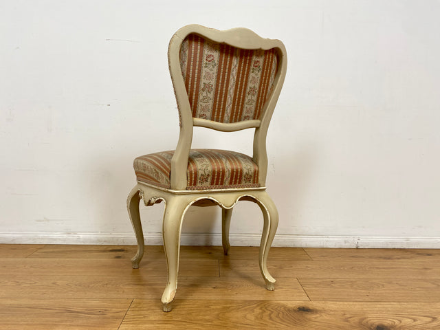 WMK # Wunderschöner weißer antiker Stuhl im Stile des Louis XV, reichverziert und mit vornehmen floralem Originalbezug, um 1930 # Esszimmerstuhl Salonstuhl Barock Stilmöbel Rokoko Shabby Chic Vintage