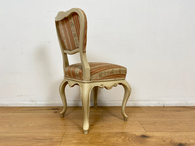 WMK # Wunderschöner weißer antiker Stuhl im Stile des Louis XV, reichverziert und mit vornehmen floralem Originalbezug, um 1930 # Esszimmerstuhl Salonstuhl Barock Stilmöbel Rokoko Shabby Chic Vintage
