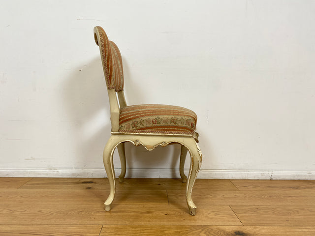 WMK # Wunderschöner weißer antiker Stuhl im Stile des Louis XV, reichverziert und mit vornehmen floralem Originalbezug, um 1930 # Esszimmerstuhl Salonstuhl Barock Stilmöbel Rokoko Shabby Chic Vintage