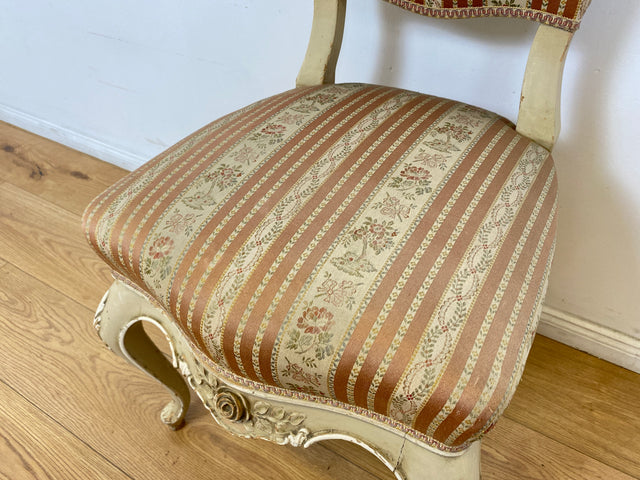 WMK # Wunderschöner weißer antiker Stuhl im Stile des Louis XV, reichverziert und mit vornehmen floralem Originalbezug, um 1930 # Esszimmerstuhl Salonstuhl Barock Stilmöbel Rokoko Shabby Chic Vintage