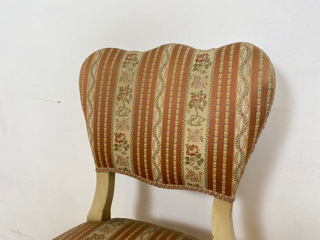 WMK # Wunderschöner weißer antiker Stuhl im Stile des Louis XV, reichverziert und mit vornehmen floralem Originalbezug, um 1930 # Esszimmerstuhl Salonstuhl Barock Stilmöbel Rokoko Shabby Chic Vintage