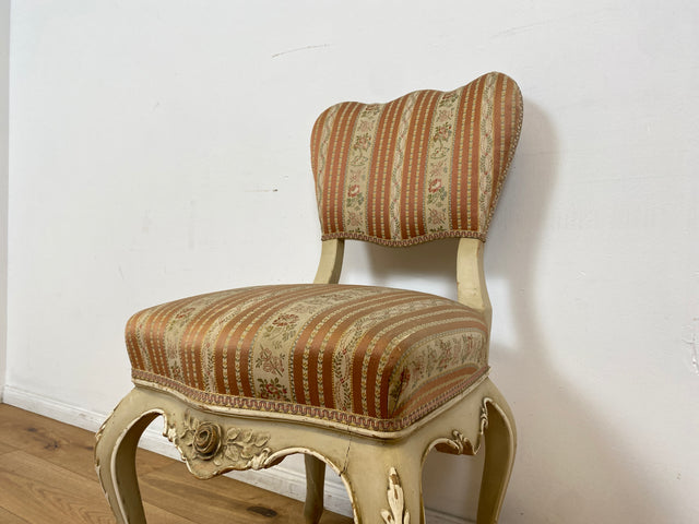 WMK # Wunderschöner weißer antiker Stuhl im Stile des Louis XV, reichverziert und mit vornehmen floralem Originalbezug, um 1930 # Esszimmerstuhl Salonstuhl Barock Stilmöbel Rokoko Shabby Chic Vintage