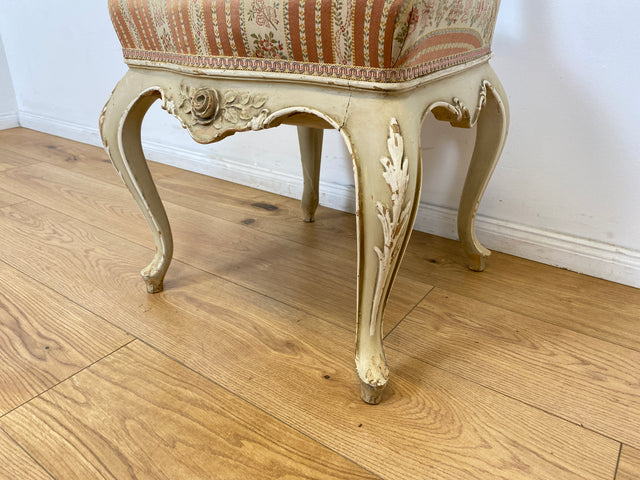 WMK # Wunderschöner weißer antiker Stuhl im Stile des Louis XV, reichverziert und mit vornehmen floralem Originalbezug, um 1930 # Esszimmerstuhl Salonstuhl Barock Stilmöbel Rokoko Shabby Chic Vintage