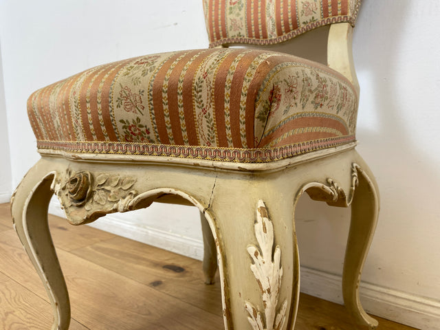 WMK # Wunderschöner weißer antiker Stuhl im Stile des Louis XV, reichverziert und mit vornehmen floralem Originalbezug, um 1930 # Esszimmerstuhl Salonstuhl Barock Stilmöbel Rokoko Shabby Chic Vintage