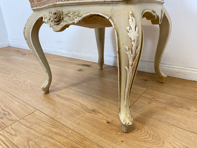 WMK # Wunderschöner weißer antiker Stuhl im Stile des Louis XV, reichverziert und mit vornehmen floralem Originalbezug, um 1930 # Esszimmerstuhl Salonstuhl Barock Stilmöbel Rokoko Shabby Chic Vintage