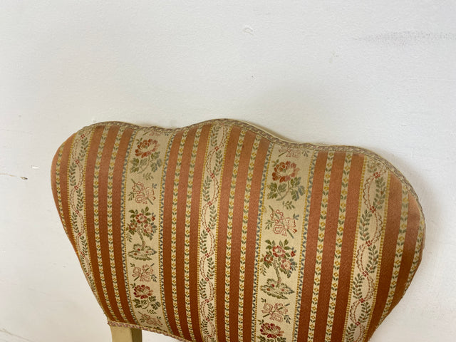 WMK # Wunderschöner weißer antiker Stuhl im Stile des Louis XV, reichverziert und mit vornehmen floralem Originalbezug, um 1930 # Esszimmerstuhl Salonstuhl Barock Stilmöbel Rokoko Shabby Chic Vintage