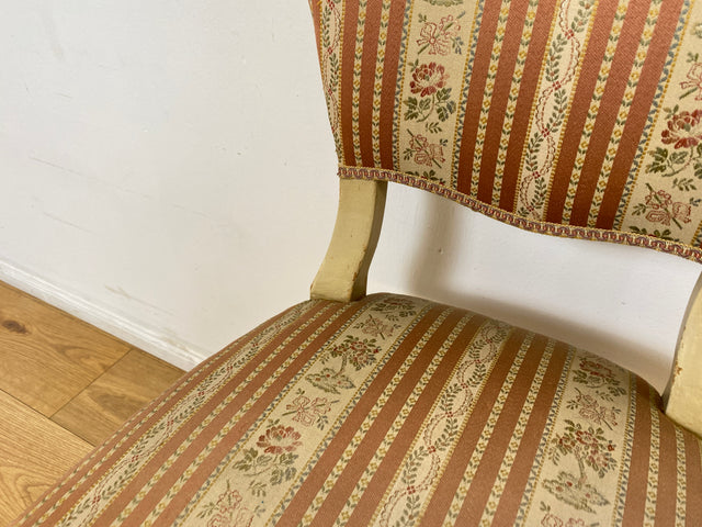 WMK # Wunderschöner weißer antiker Stuhl im Stile des Louis XV, reichverziert und mit vornehmen floralem Originalbezug, um 1930 # Esszimmerstuhl Salonstuhl Barock Stilmöbel Rokoko Shabby Chic Vintage