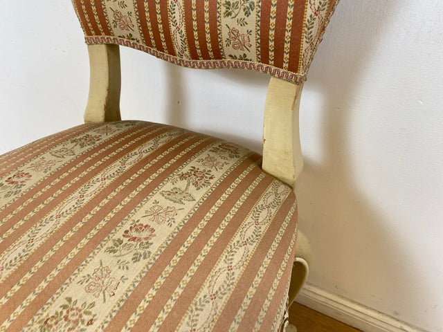 WMK # Wunderschöner weißer antiker Stuhl im Stile des Louis XV, reichverziert und mit vornehmen floralem Originalbezug, um 1930 # Esszimmerstuhl Salonstuhl Barock Stilmöbel Rokoko Shabby Chic Vintage