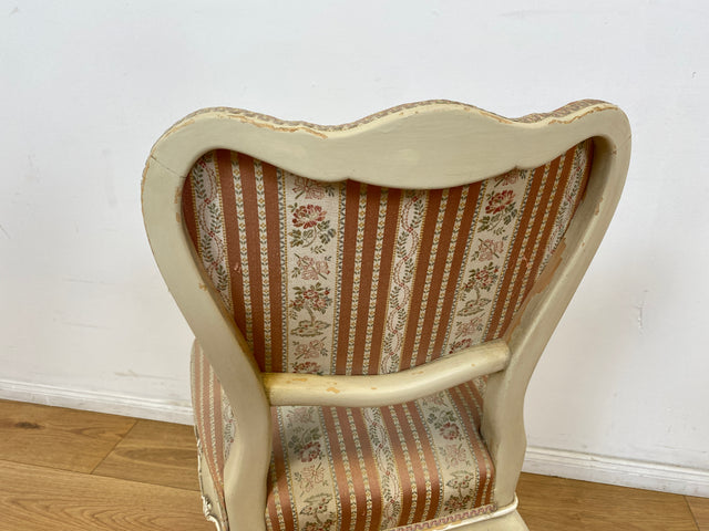 WMK # Wunderschöner weißer antiker Stuhl im Stile des Louis XV, reichverziert und mit vornehmen floralem Originalbezug, um 1930 # Esszimmerstuhl Salonstuhl Barock Stilmöbel Rokoko Shabby Chic Vintage