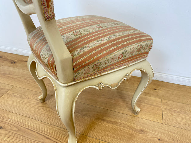 WMK # Wunderschöner weißer antiker Stuhl im Stile des Louis XV, reichverziert und mit vornehmen floralem Originalbezug, um 1930 # Esszimmerstuhl Salonstuhl Barock Stilmöbel Rokoko Shabby Chic Vintage
