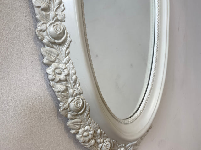WMK I Versand möglich I Sehr schöner weißer ovaler 70er Jahre Spiegel im Barock Stil mit floralem Kunststoff Spiegelrahmen I Wandspiegel Mirror Flurspiegel Rokoko Vintage I Berlin Hannover Düsseldorf