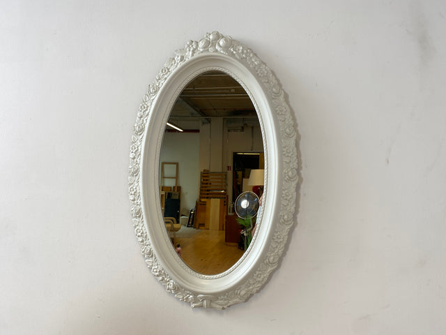 WMK I Versand möglich I Sehr schöner weißer ovaler 70er Jahre Spiegel im Barock Stil mit floralem Kunststoff Spiegelrahmen I Wandspiegel Mirror Flurspiegel Rokoko Vintage I Berlin Hannover Düsseldorf