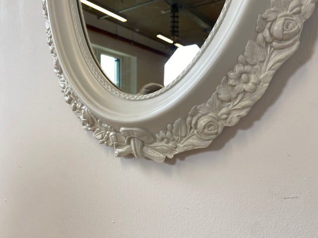 WMK I Versand möglich I Sehr schöner weißer ovaler 70er Jahre Spiegel im Barock Stil mit floralem Kunststoff Spiegelrahmen I Wandspiegel Mirror Flurspiegel Rokoko Vintage I Berlin Hannover Düsseldorf