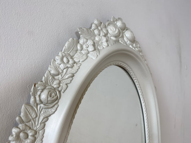 WMK I Versand möglich I Sehr schöner weißer ovaler 70er Jahre Spiegel im Barock Stil mit floralem Kunststoff Spiegelrahmen I Wandspiegel Mirror Flurspiegel Rokoko Vintage I Berlin Hannover Düsseldorf