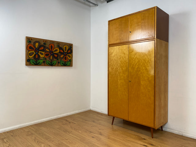 WMK # Raumaufhellender und geräumiger Mid-Century Kleiderschrank aus 1964 in Buche und Birke mit Aufsatz # Schrank Wäscheschrank Wardrobe Schlafzimmerschrank Aufsatzschrank DDR Vintage Retro 60er