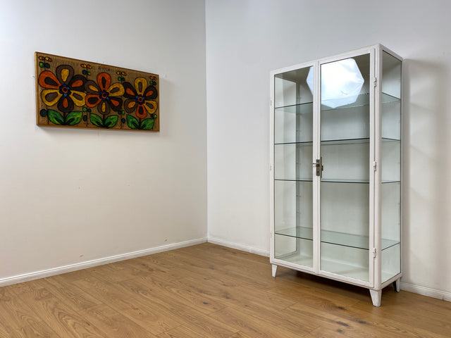 WMK # Formschöner weißer 1930er Jahre Medizinschrank aus Eisen mit Glastüren und Glasböden # Apothekerschrank Arztschrank antike Arztvitrine Vitrine Glasvitrine Industrial Design Display Bauhaus 40er