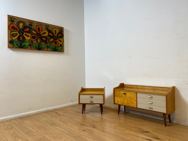 WMK I Formschöner heller Mid-Century Nachttisch mit Schubladen und konischen Füßen I Nachtschrank Nachtschränkchen Nachtkommode Kommode Beistelltisch Ablage Vintage 50er 60er I Berlin Köln Bayern