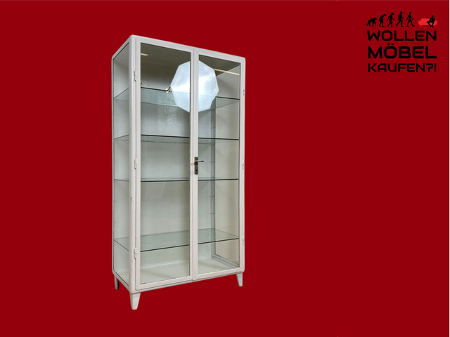 WMK # Formschöner weißer 1930er Jahre Medizinschrank aus Eisen mit Glastüren und Glasböden # Apothekerschrank Arztschrank antike Arztvitrine Vitrine Glasvitrine Industrial Design Display Bauhaus 40er
