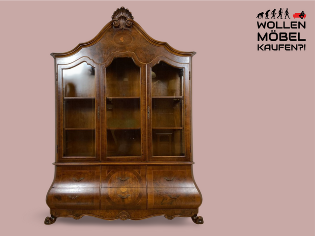 WMK I Vornehme und hochwertige 60er Jahre Vitrine , Vollholz, im Stile des Barock mit bombierter Front, Löwenfüßen, & Intarsien I Schrank Anrichte Buffet Bücher Glas Geschirr Wohnzimmer Vintage Rokoko