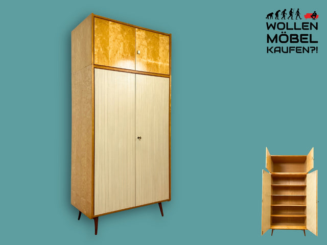 WMK I Stilvoller und geräumiger heller Mid-Century Kleiderschrank aus 1965 mit Aufsatz und konischen Füßen I Schrank Schlafzimmerschrank Flurschrank Vintage 50er 60er Wardrobe Berlin Frankfurt Bremen