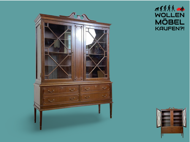 WMK # Vornehme und gut erhaltene dunklere Vitrine im englischen Stil in Mahagoni mit Sprossenfenstern und Messingbeschlägen # Glasvitrinen Geschirrschrank Highboard Wohnzimmerschrank Stilmöbel Vintage