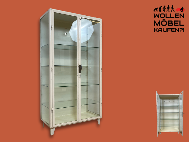 WMK I Stilvoller weißer 40er Jahre Medizinschrank aus Eisen und Glas I Vitrine Schrank Apotheker Arzt Highboard Spind Display Kabinett Industrial Design Vintage Mid-Century Berlin Bochum Hamburg