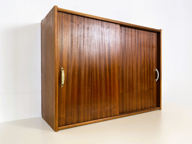 WMK Formschöner und gut erhaltener Mid-Century Hängeschrank mit praktischen Schiebetüren und Originalgriffen # Hängekommode Wandkommode Hängeregal Hängevitrine Küchenhängeschrank Vintage Retro 60er