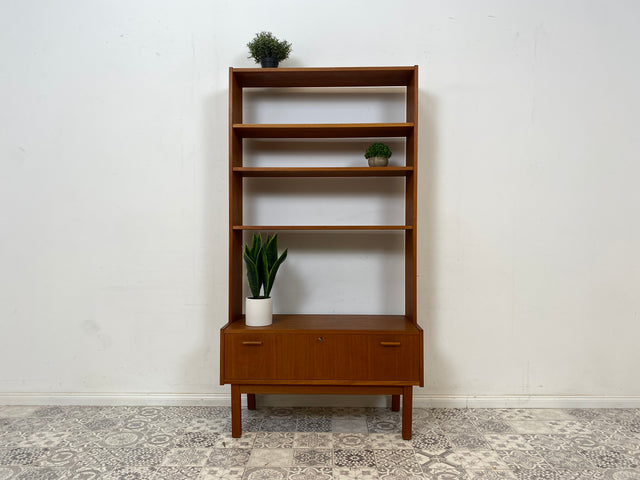 WMK Stilvoller & gut erhaltener skandinavische Bücherschrank aus vollem Holz im Teak , mit verstellbaren Regalböden # Regal Bücherregal Sideboard Fernsehkommode Danish Design Vintage Teakholz 60er