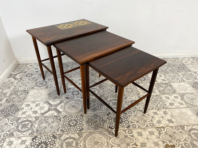 WMK Stylish and very well preserved Scandinavian 3-in-1 nesting table made of fine rosewood with artistic tiles # Side table Coffee table Vintage Danish Design Mid-Century Rosewood