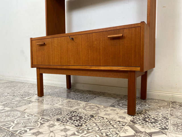 WMK Stilvoller & gut erhaltener skandinavische Bücherschrank aus vollem Holz im Teak , mit verstellbaren Regalböden # Regal Bücherregal Sideboard Fernsehkommode Danish Design Vintage Teakholz 60er