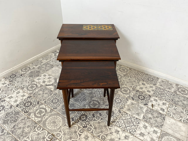 WMK Stylish and very well preserved Scandinavian 3-in-1 nesting table made of fine rosewood with artistic tiles # Side table Coffee table Vintage Danish Design Mid-Century Rosewood