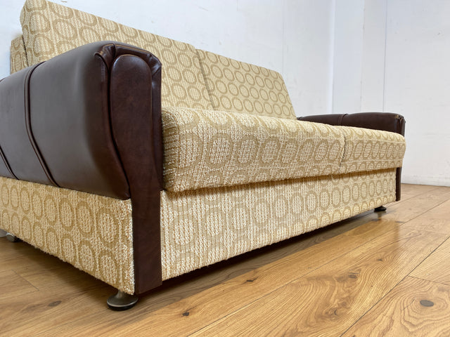 Retro pur! Gemütliche 70er Jahre Couch mit Schlaffunktion mit hellem Originalbezug I Sofa Couch Schlafsofa Schlafcouch Klappcouch Daybed Sitzgarnitur Vintage Space Age 60er I
