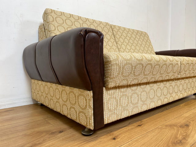 Retro pur! Gemütliche 70er Jahre Couch mit Schlaffunktion mit hellem Originalbezug I Sofa Couch Schlafsofa Schlafcouch Klappcouch Daybed Sitzgarnitur Vintage Space Age 60er I