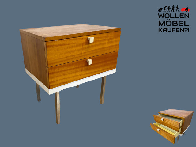 Hübscher 70er Jahre Nachttisch mit Schubladen und Chrom Füßen I Nachtkommode Nachtschrank Nachtschränkchen Kommode Ablage Beistelltisch Retro Vintage Mid-Century 60er I