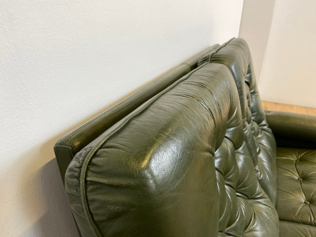 WMK # Stilvolles & äußerst bequemes skandinavisches Ledersofa mit gestepptem Echtleder Bezug in grün mit charaktervoller Alterspatina # 2er Sofa Couch Ledercouch 2-Sitzer Chesterfield Leder Vintage