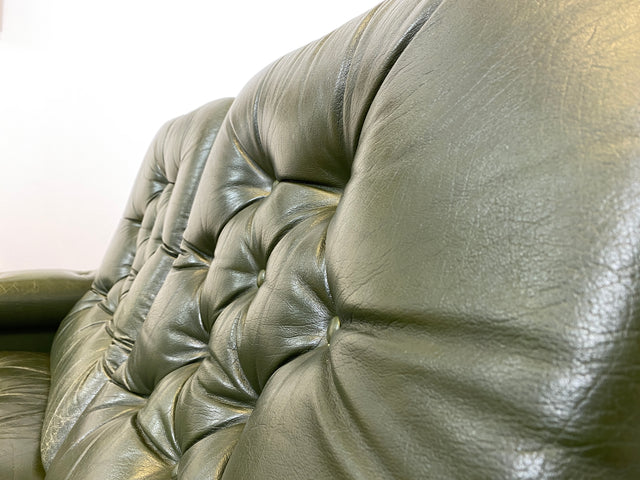 WMK # Stilvolles & äußerst bequemes skandinavisches Ledersofa mit gestepptem Echtleder Bezug in grün mit charaktervoller Alterspatina # 2er Sofa Couch Ledercouch 2-Sitzer Chesterfield Leder Vintage