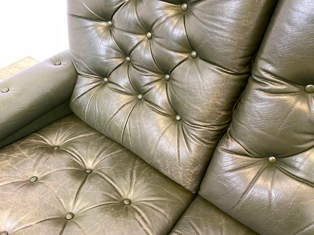 WMK # Stilvolles & äußerst bequemes skandinavisches Ledersofa mit gestepptem Echtleder Bezug in grün mit charaktervoller Alterspatina # 2er Sofa Couch Ledercouch 2-Sitzer Chesterfield Leder Vintage