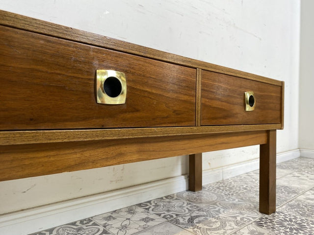 WMK Stilvolles und gut erhaltenes skandinavisches Lowboard aus 1970er Jahren mit Schubladen und formschönen Metallgriffen # TV-Lowboard Fernsehkommode Kommode Schubladenkommode Sideboard Retro Vintage