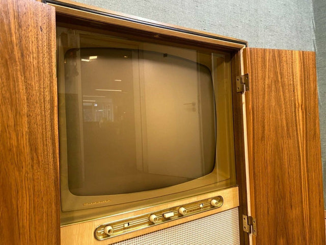 WMK Wunderschöne mid-century Fernsehenkommode mit Fernsehen als Deko - Lieferung möglich