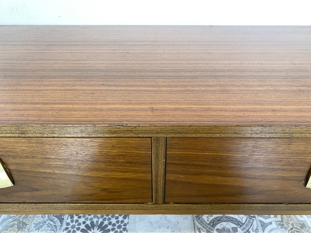 WMK Stilvolles und gut erhaltenes skandinavisches Lowboard aus 1970er Jahren mit Schubladen und formschönen Metallgriffen # TV-Lowboard Fernsehkommode Kommode Schubladenkommode Sideboard Retro Vintage