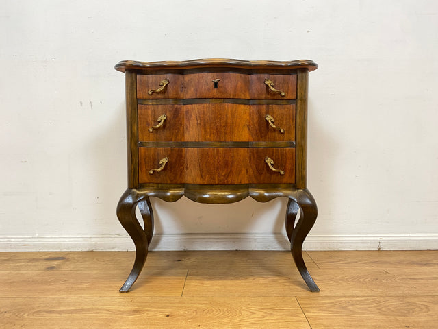 WMK I Feine kleine dänische 1960er Stilmöbel Kommode , Vollholz in Nussbaum mit Schubladen und Messinggriffen I Schränkchen Flur Nachttisch Barock Rokoko Louis XV Vintage Berlin Düsseldorf Koblenz