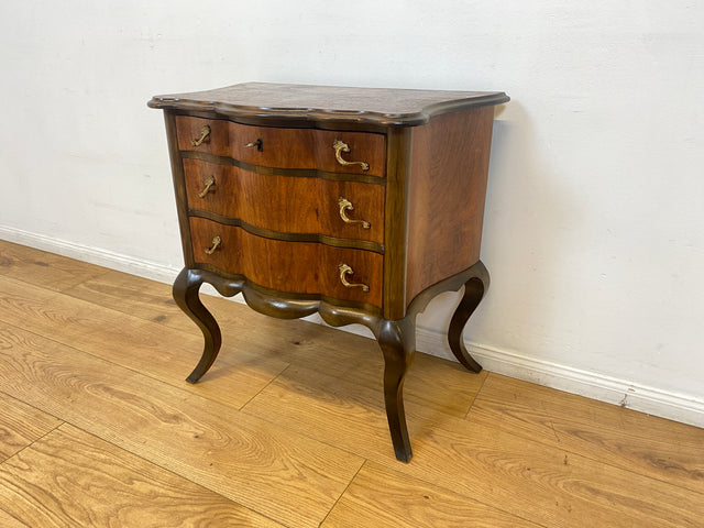 WMK I Feine kleine dänische 1960er Stilmöbel Kommode , Vollholz in Nussbaum mit Schubladen und Messinggriffen I Schränkchen Flur Nachttisch Barock Rokoko Louis XV Vintage Berlin Düsseldorf Koblenz