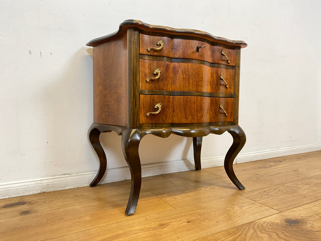 WMK I Feine kleine dänische 1960er Stilmöbel Kommode , Vollholz in Nussbaum mit Schubladen und Messinggriffen I Schränkchen Flur Nachttisch Barock Rokoko Louis XV Vintage Berlin Düsseldorf Koblenz