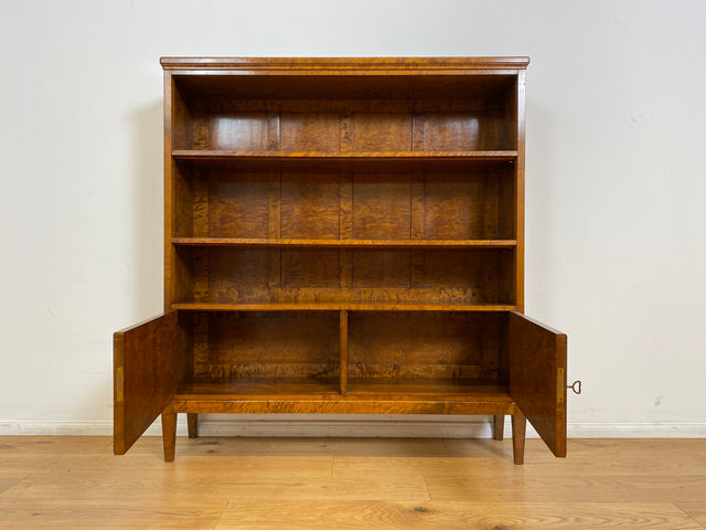 WMK # Eleganter und sehr gut erhaltener 1930er Jahre Art Deco Bücherschrank aus vollem Holz in edlem Flammenmuster # Bücherregal Regal Highboard Geschirrschrank Kommode Sideboard Mid-Century Vintage