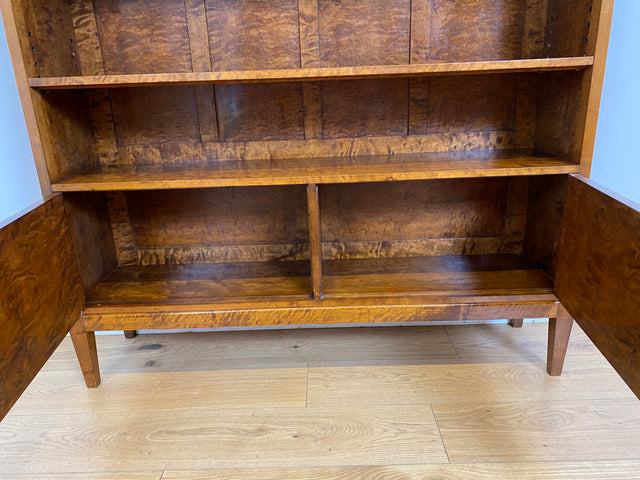 WMK # Eleganter und sehr gut erhaltener 1930er Jahre Art Deco Bücherschrank aus vollem Holz in edlem Flammenmuster # Bücherregal Regal Highboard Geschirrschrank Kommode Sideboard Mid-Century Vintage