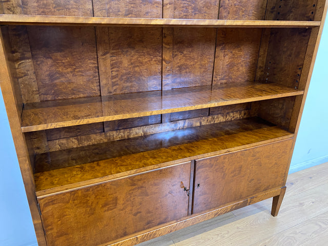 WMK # Eleganter und sehr gut erhaltener 1930er Jahre Art Deco Bücherschrank aus vollem Holz in edlem Flammenmuster # Bücherregal Regal Highboard Geschirrschrank Kommode Sideboard Mid-Century Vintage